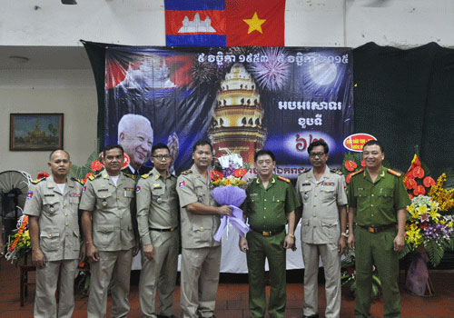 Representatives of the Personnel Department presented flowers to congratulate the Cambodian students on their National Day